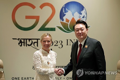 주요 20개국(G20) 정상회의에 참석 중인 윤석열 대통령이 지난 9월 10일(현지시간) 인도 뉴델리의 정상회의장인 바라트 만다팜에서 열린 한·이탈리아 정상회담에서 조르자 멜로니 이탈리아 총리와 악수하고 있다. 연합뉴스
